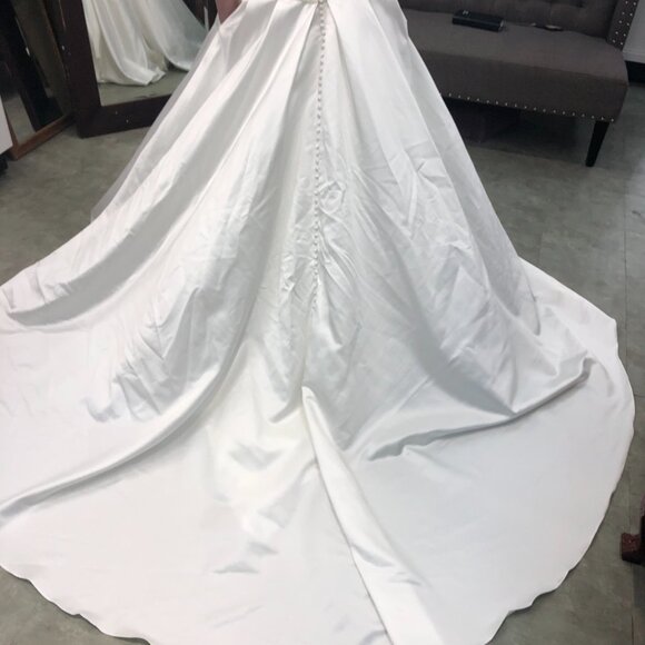Sample Bridgerton Wedding Dress, Aline ballgown, Size 4, POCKETS Not Strapless - Picture 12 of 12